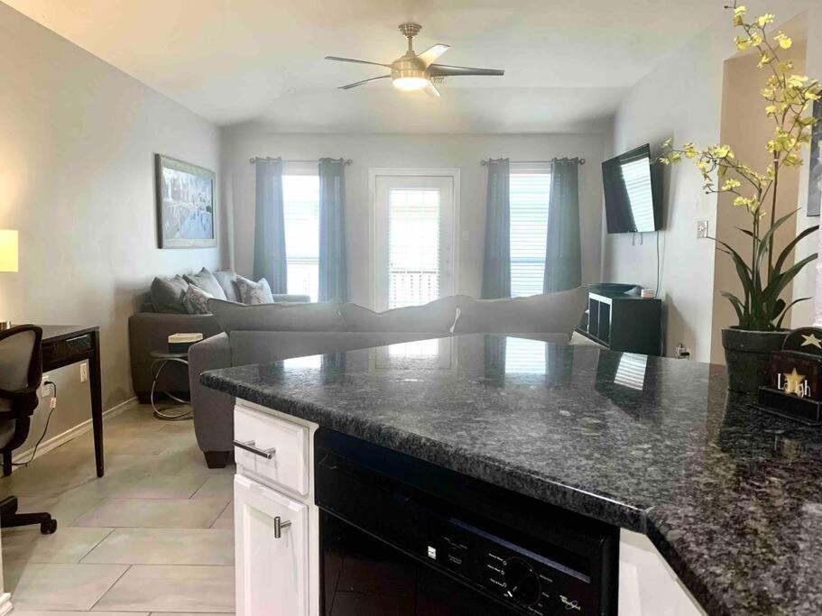 Modern Updates - Great Location - King Bed- Bmt San Antonio Buitenkant foto