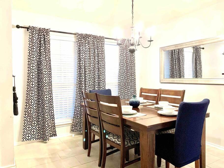 Modern Updates - Great Location - King Bed- Bmt San Antonio Buitenkant foto